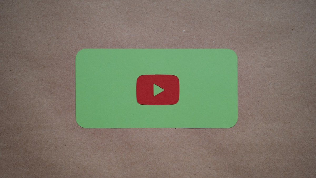 a green rectangle with a red play button on it