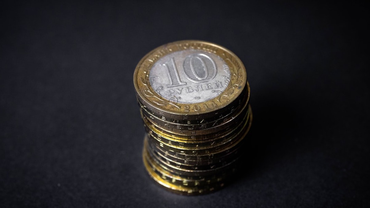a stack of ten pound coins sitting on top of each other